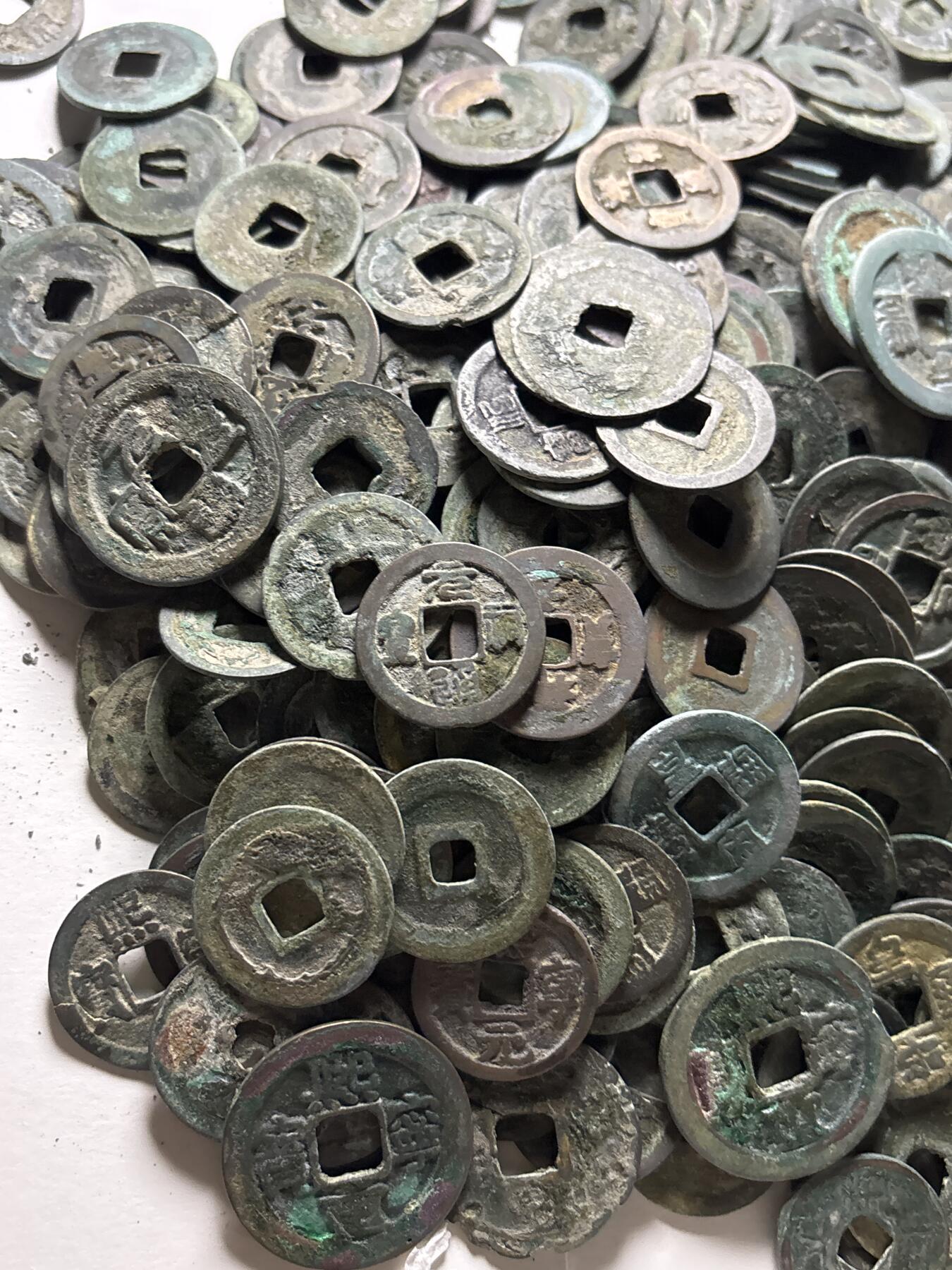 文馨钱币收藏第 298 场，长期接代拍业务 筒子开南北宋铜钱，折钱，北宋为主，约 420 枚 1610 克。因历史原因，不排除有漏裂筒子钱，版本未挑选，对到一级二级三级四级五级币是你的运气，喜欢玩铜钱的不要错过了，一手货源