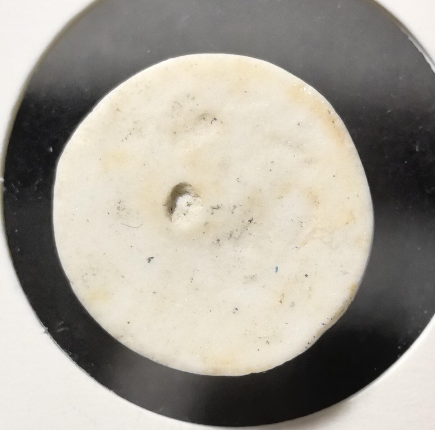 外国优质老铜币银币苏联纪念章，每周六晚九点倒数截拍，满百包邮可寄存，持续收拍 法国1967 年2 生丁瓷质代用币，以白瓷为胎、蓝釉绘字，正面清晰标注年份与面值，背面素净带穿孔，材质独特罕见，是近代法国小额支付的特殊遗存，兼具材质趣味与历史收藏价值。