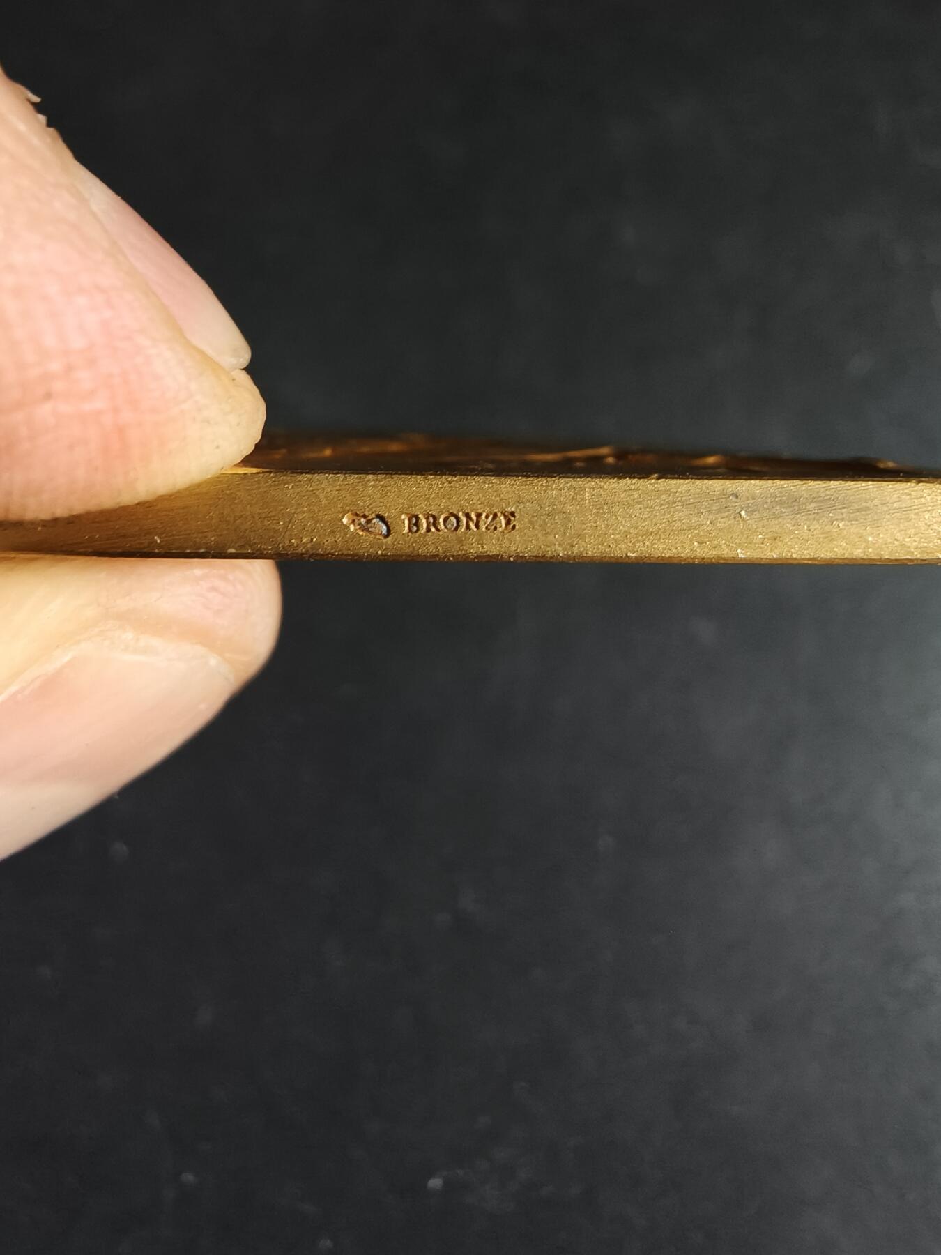 老王徽章第190期 法国卡尔瓦多斯省省长赠送方形镀金大铜章     戎装玛丽安娜   大师亨利·杜布瓦版本      尺寸45×50mm    重量58.4g