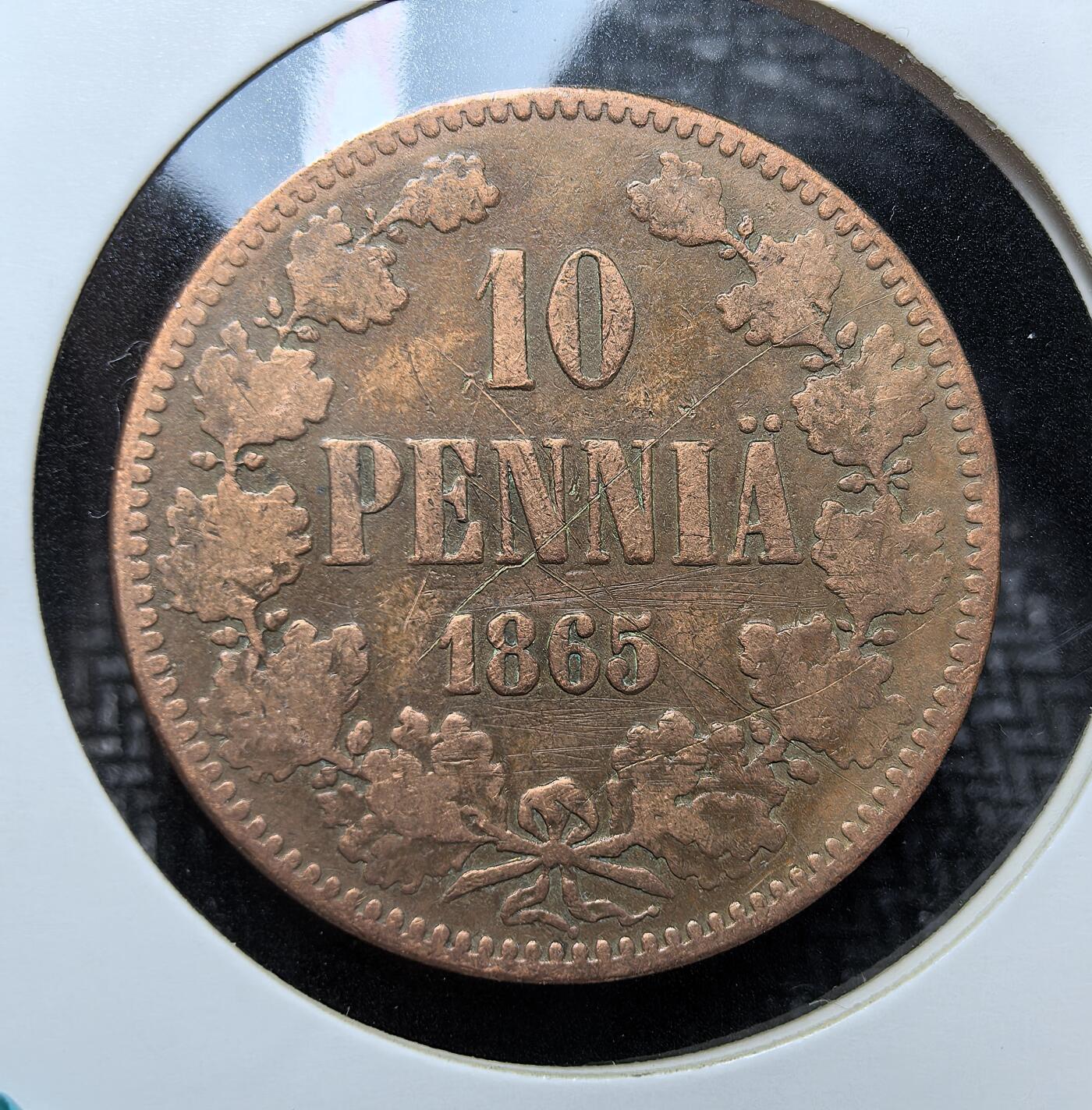 外国优质老铜币银币苏联纪念章，每周六晚九点倒数截拍，满百包邮可寄存，持续收拍 俄属芬兰1865年10 盆尼铜币，正面环绕枝叶纹饰与面值，背面镌刻亚历山大二世花押，自然铜包浆醇厚，是芬兰俄占时期的历史见证，极具北欧钱币收藏价值。