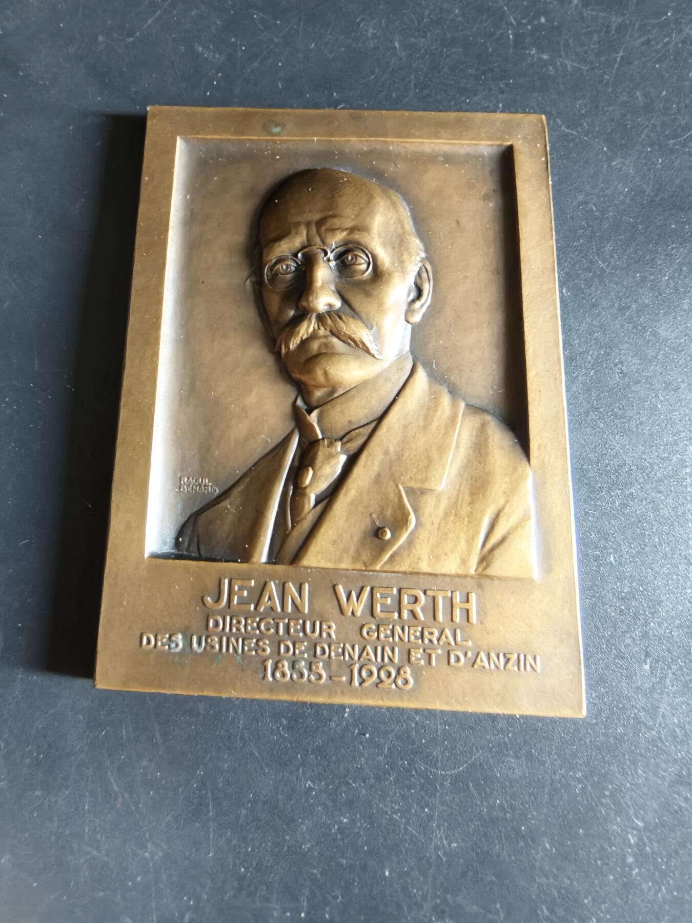 老王徽章第190期 法国德南与安赞钢铁厂总经理让·维尔特方形大铜章      让·维尔特被视为法国冶金工业史上的杰出人物，他在第一次世界大战后工厂的重建中发挥了关键作用       盒子损坏       尺寸55×75mm     重量150g
