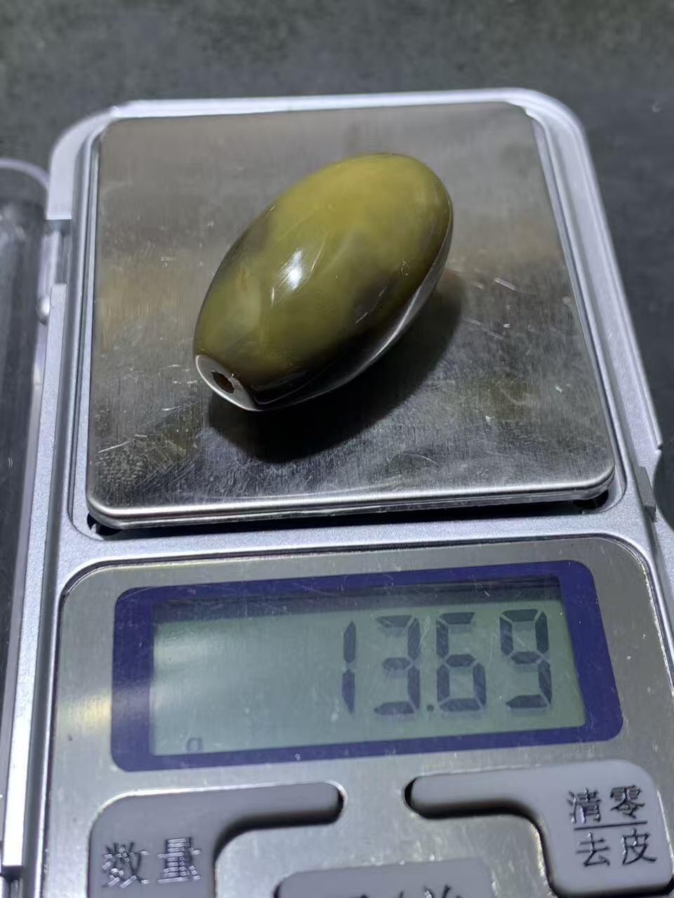 精美高润度冻料飘墨色战国红玛瑙随形桶珠一个！