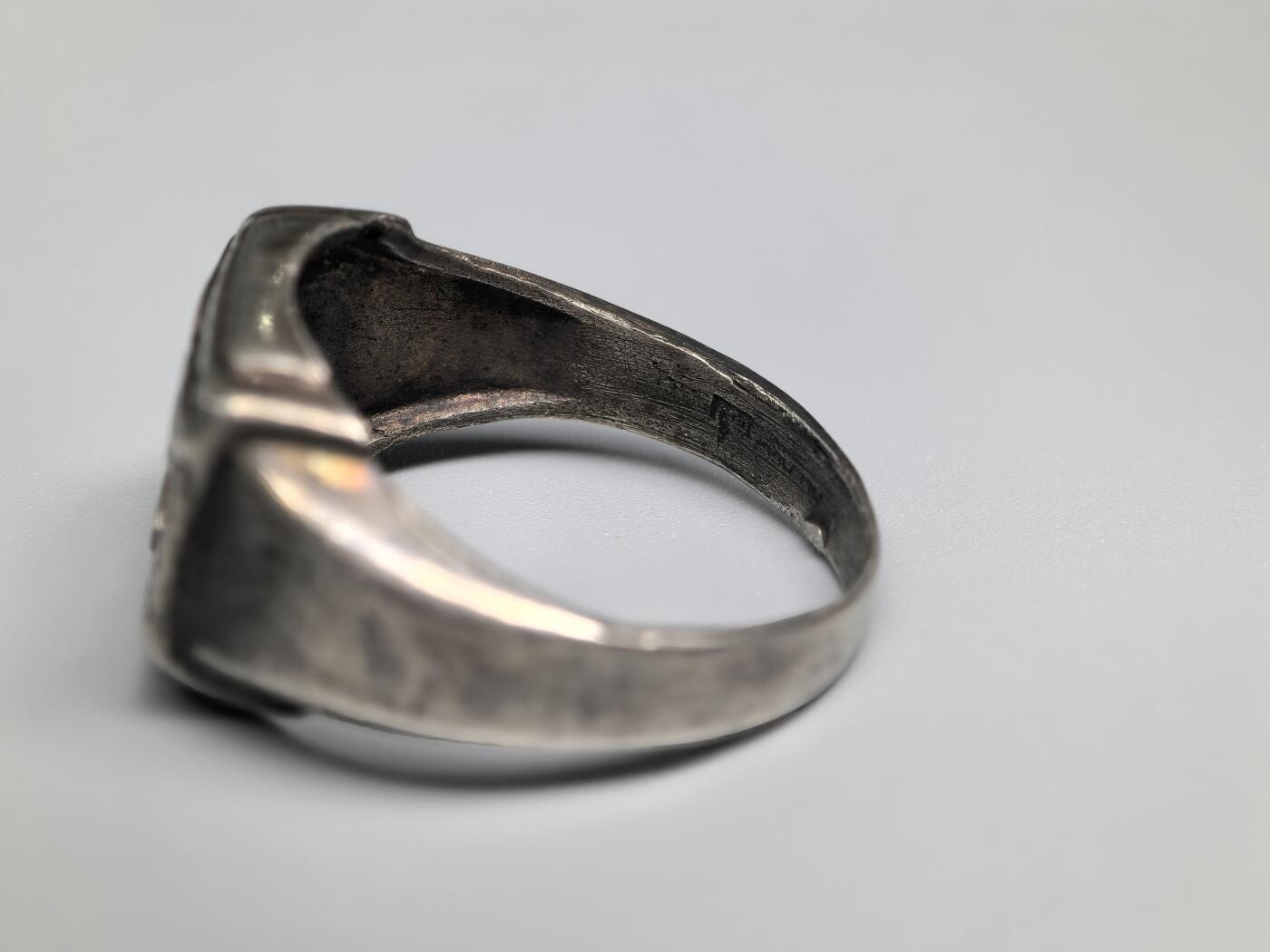 小驴勋章奖章收藏3月28日周六晚六点拍卖（珍爱和平，收藏战争，铭记历史，勿忘国耻，忠党爱国。有偿代拍，送拍规则在简介最后，参拍须阅读规则后再参拍，关系到运费包装发货时效真假辨别等关键信息，拍卖时不再发原图，看大图店主微信码在拍卖店铺介绍里） 使用原品开模工艺品秃鹫军团空军银戒指，内打银标和珠宝商标，港码18码，图案为得三空军极早期第一版“垂尾”鹰徽（德空军1935年3月1日开始佩发，1936 年底或 1937 年初开始佩发第二版），非原品