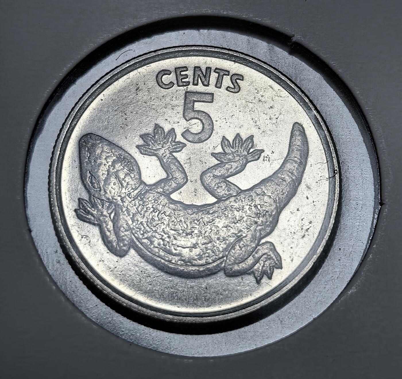 外国优质老铜币银币苏联纪念章，每周六晚九点倒数截拍，满百包邮可寄存，持续收拍 基里巴斯1979年5 分，正面为独特的壁虎图案，背面是国徽，设计充满热带海岛风情，币面光洁，细节清晰，是大洋洲小众钱币收藏的趣味之选。