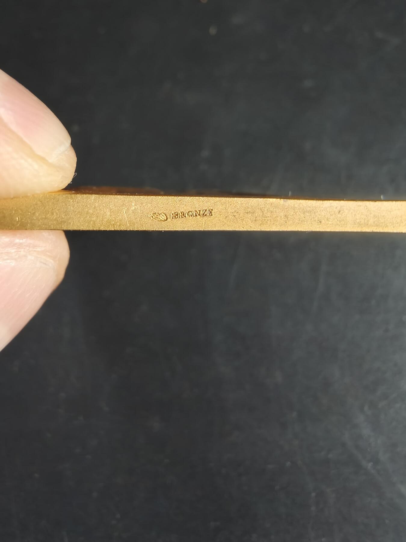 老王徽章第190期 法国工业家协会预防工业事故方形镀金大铜章     原盒    装饰艺术风格   大师E.Blin作品      尺寸50×43mm     重量51.6g