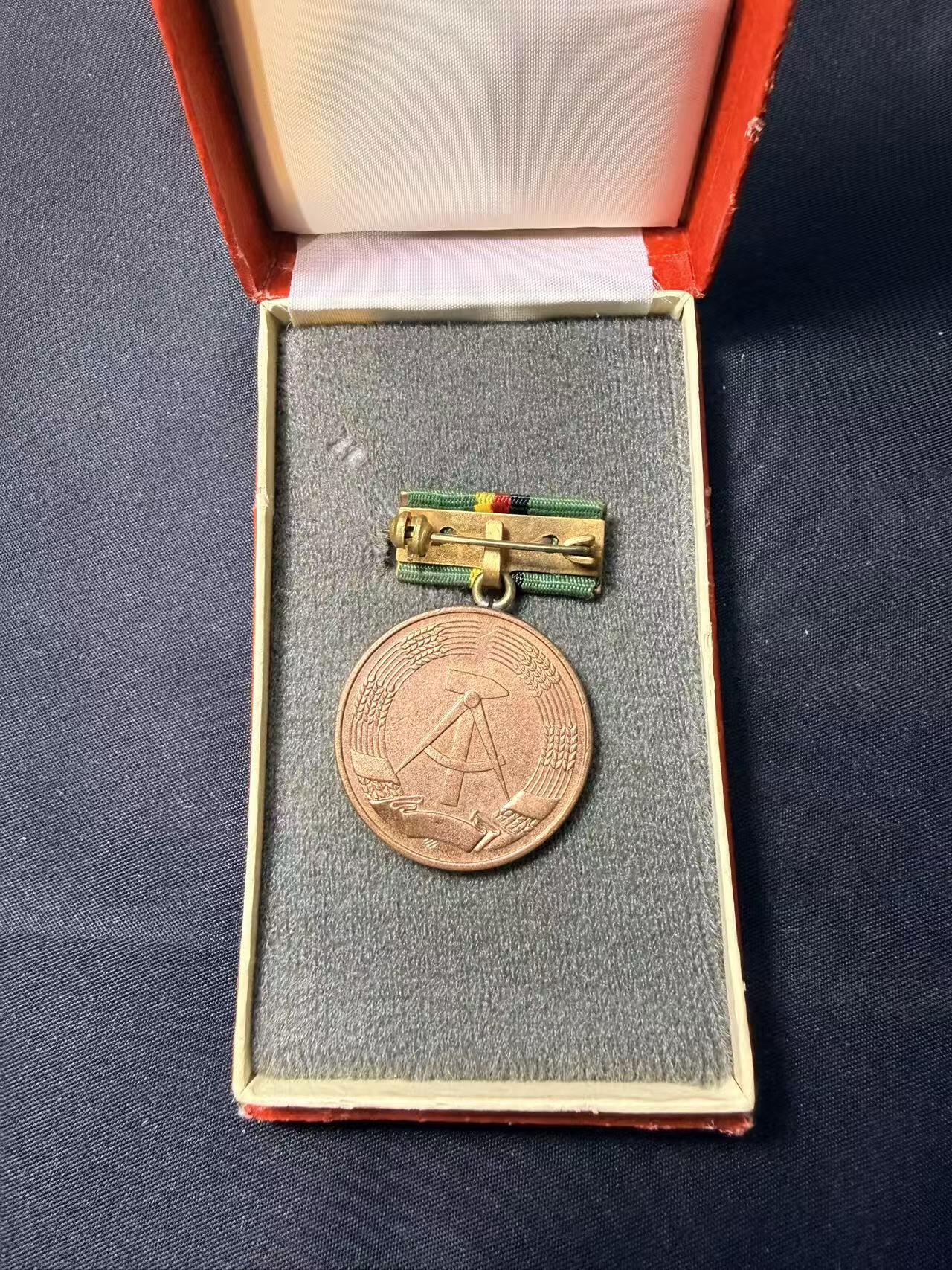 云宸嘉赏-勋臻文献佳藏优品精选场次（低佣 转发佣金红包） 民主德国农业建设（LPG）功绩奖章带盒 