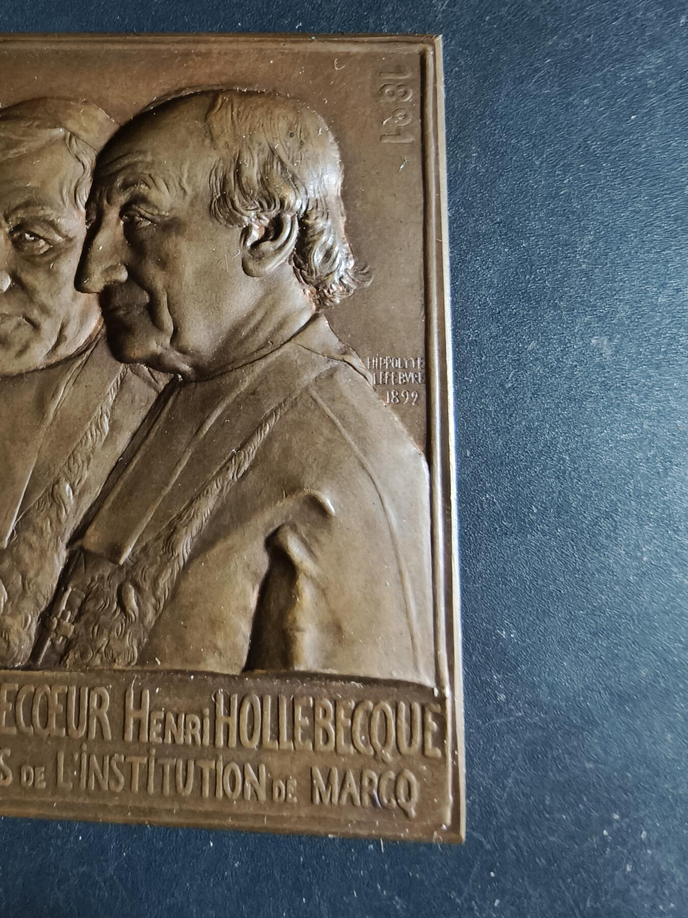 老王徽章第190期 法国《皮埃尔·克雷韦科尔与亨利·奥勒贝克》方形大铜章    大师希波利特·勒菲弗尔作品    此二人为法国马尔科学院负责人，该作品被收录于法国奥塞博物馆等机构      尺寸50×64mm     重量89.1g