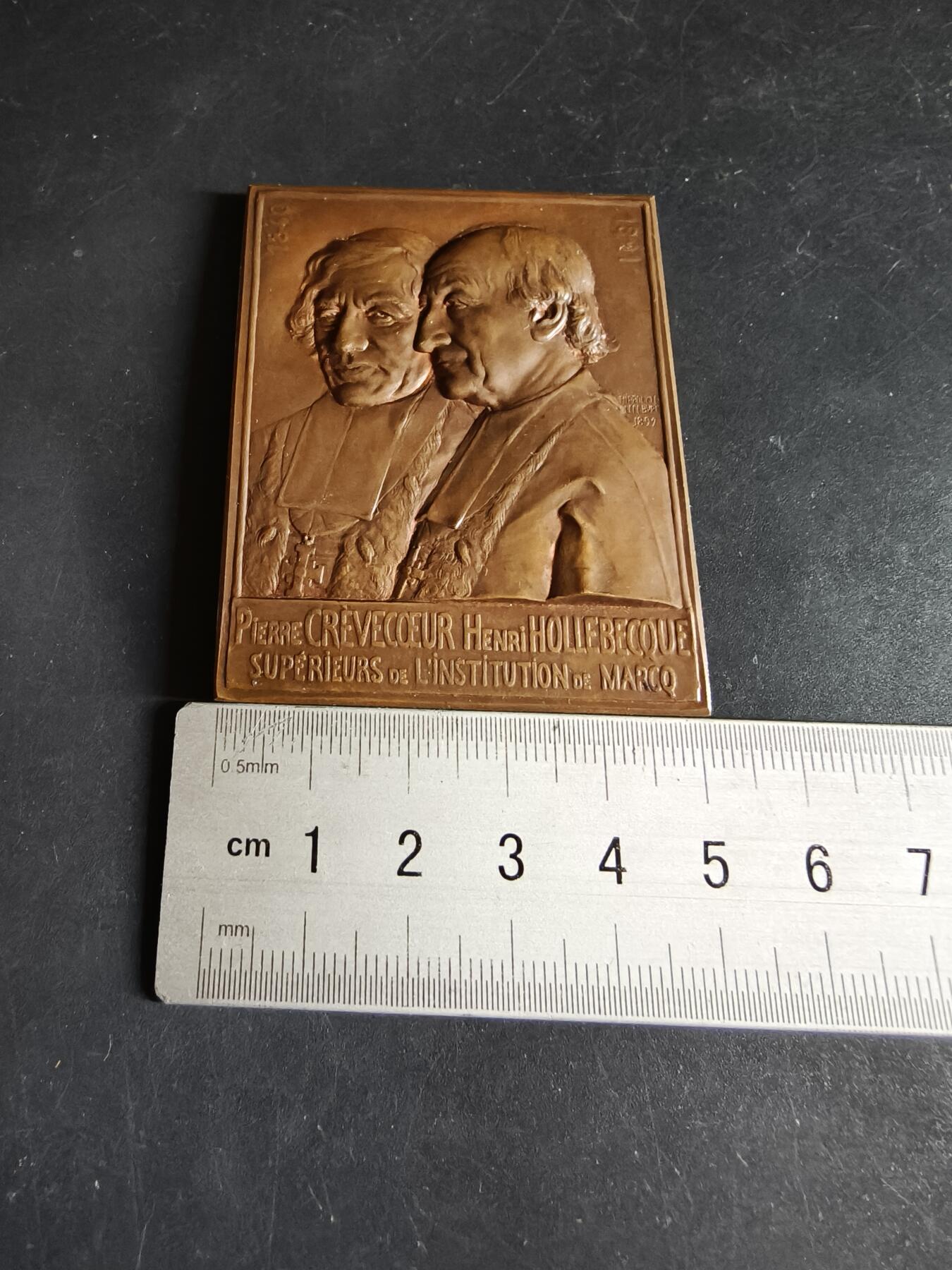 老王徽章第190期 法国《皮埃尔·克雷韦科尔与亨利·奥勒贝克》方形大铜章    大师希波利特·勒菲弗尔作品    此二人为法国马尔科学院负责人，该作品被收录于法国奥塞博物馆等机构      尺寸50×64mm     重量89.1g