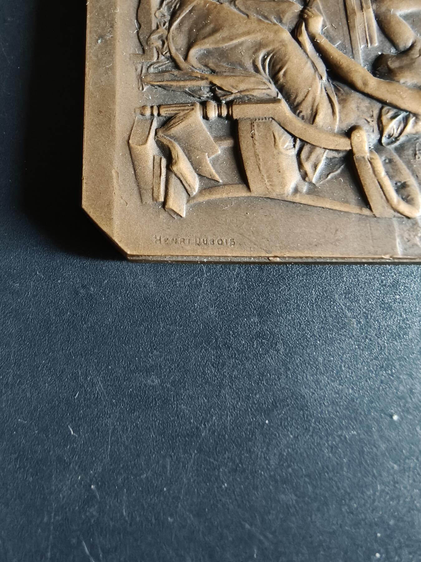 老王徽章第190期 法国埃夫勒中学成立50周年方形大铜章    正面描绘了在书桌上思考的女性    大师亨利·杜布瓦作品     尺寸45×52mm     重量60g