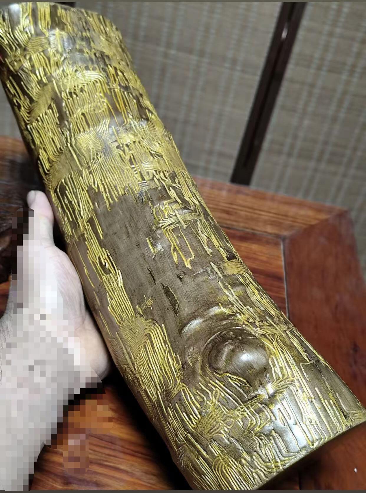 零元拍： 虫花金丝楠（无字天书） 原木 风水柱 横财（材）带皮， 这虫纹的金丝楠 大自然的鬼斧神工啊 画都画不出来，尺寸：47/10CM，抛光后金灿灿满香。