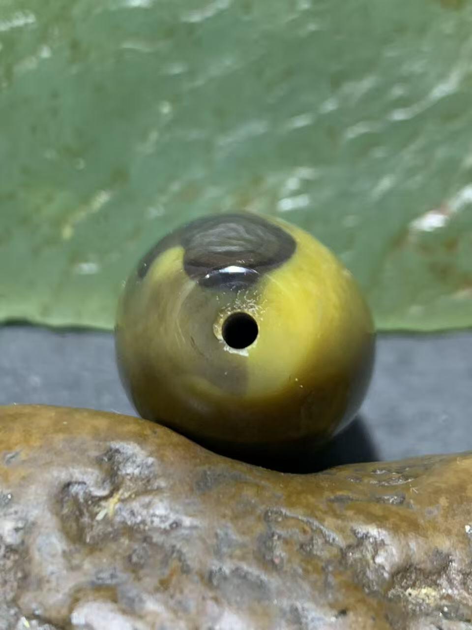 精美高润度冻料飘墨色战国红玛瑙随形桶珠一个！