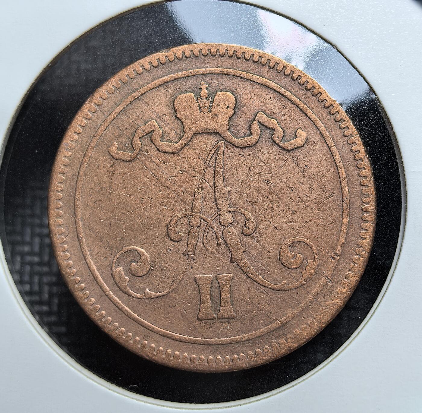 外国优质老铜币银币苏联纪念章，每周六晚九点倒数截拍，满百包邮可寄存，持续收拍 俄属芬兰1865年10 盆尼铜币，正面环绕枝叶纹饰与面值，背面镌刻亚历山大二世花押，自然铜包浆醇厚，是芬兰俄占时期的历史见证，极具北欧钱币收藏价值。