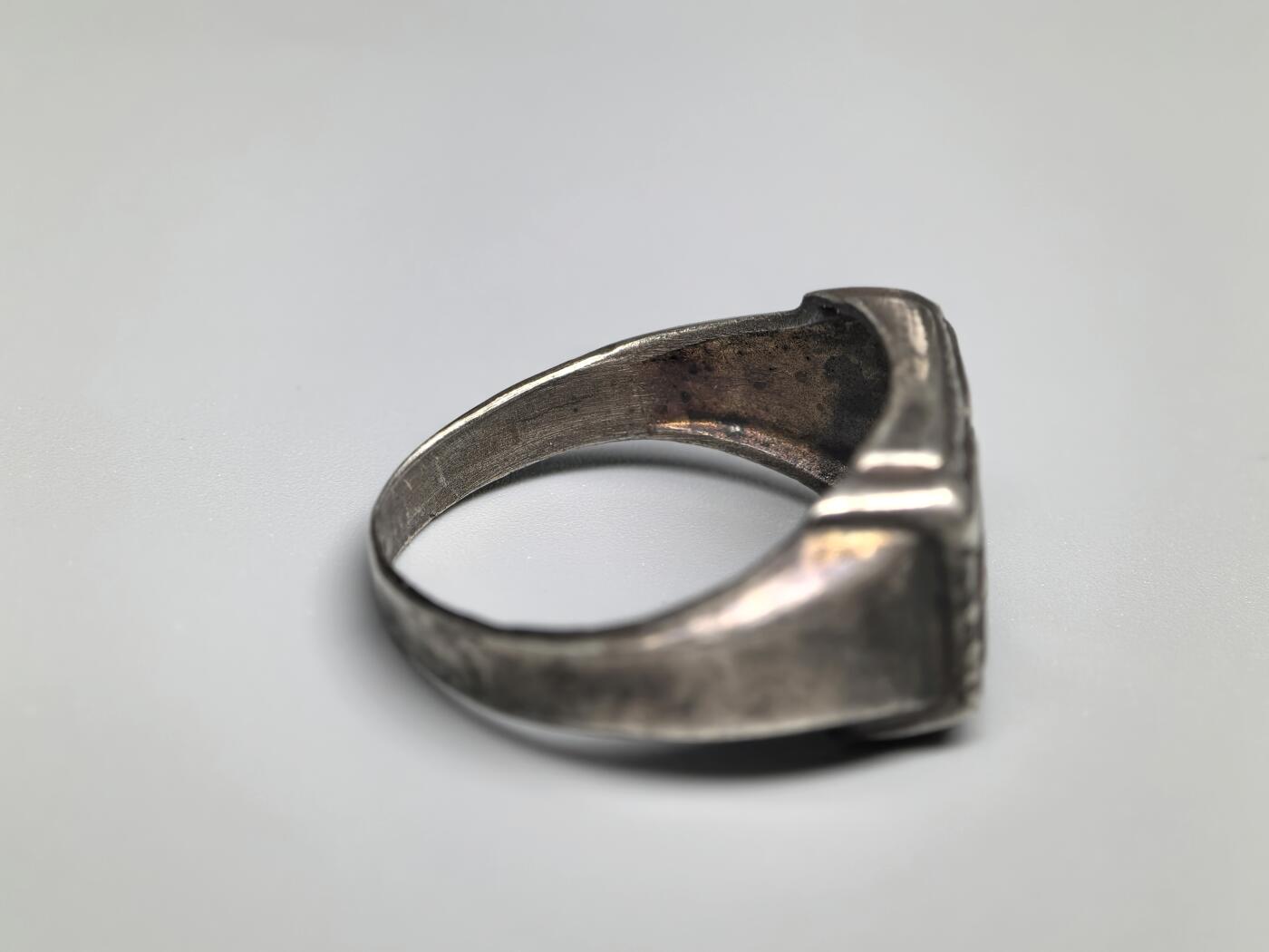 小驴勋章奖章收藏3月28日周六晚六点拍卖（珍爱和平，收藏战争，铭记历史，勿忘国耻，忠党爱国。有偿代拍，送拍规则在简介最后，参拍须阅读规则后再参拍，关系到运费包装发货时效真假辨别等关键信息，拍卖时不再发原图，看大图店主微信码在拍卖店铺介绍里） 使用原品开模工艺品秃鹫军团空军银戒指，内打银标和珠宝商标，港码18码，图案为得三空军极早期第一版“垂尾”鹰徽（德空军1935年3月1日开始佩发，1936 年底或 1937 年初开始佩发第二版），非原品