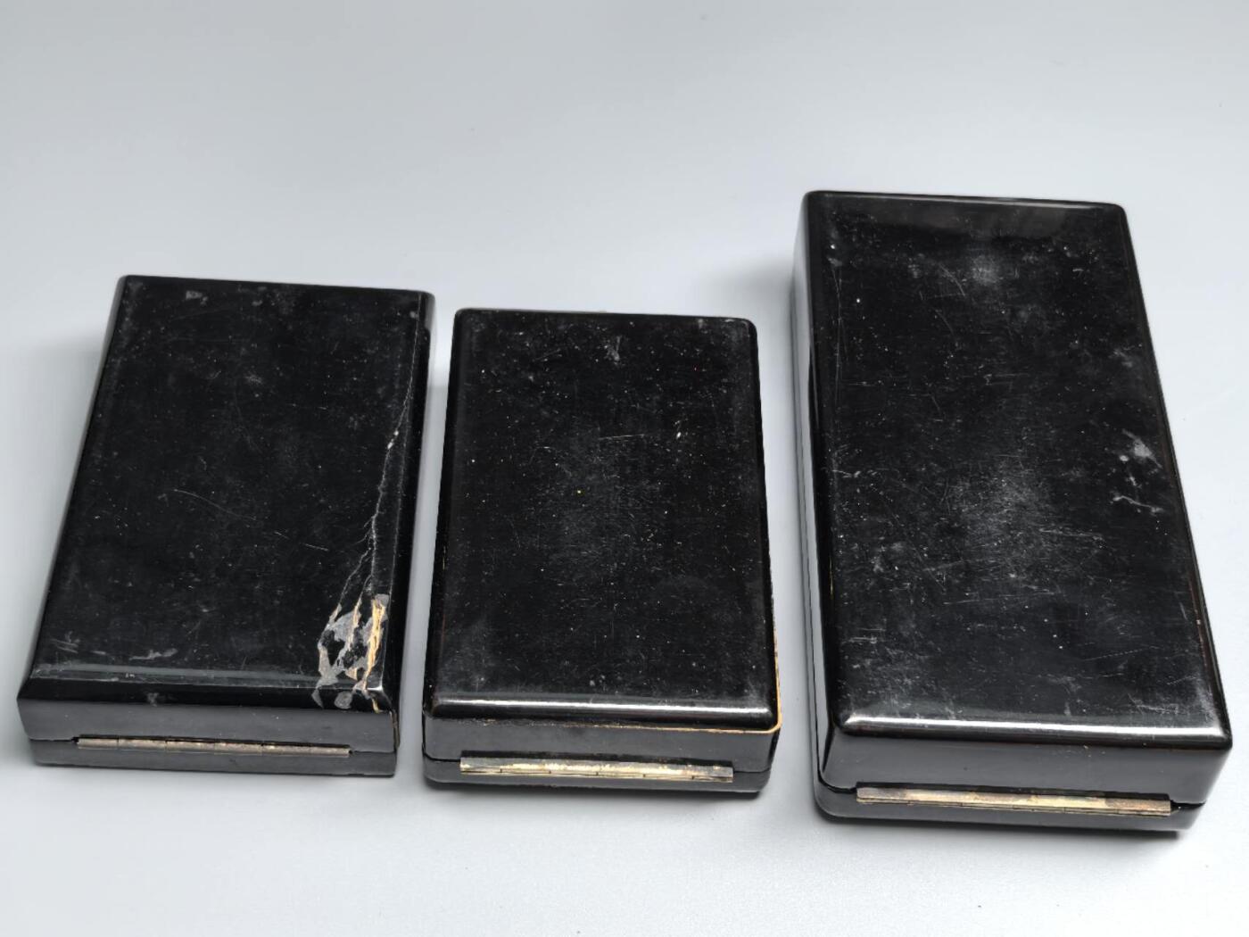 小驴勋章奖章收藏3月28日周六晚六点拍卖（珍爱和平，收藏战争，铭记历史，勿忘国耻，忠党爱国。有偿代拍，送拍规则在简介最后，参拍须阅读规则后再参拍，关系到运费包装发货时效真假辨别等关键信息，拍卖时不再发原图，看大图店主微信码在拍卖店铺介绍里） 五旭五瑞七叶大漆盒子一组