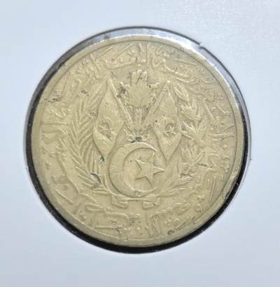 外国优质老铜币银币苏联纪念章，每周六晚九点倒数截拍，满百包邮可寄存，持续收拍 - 阿尔及利亚独立后1964年首套20分铜币，正面为星月双旗国徽，背面是面值与双年份标注，工艺经典，是阿尔及利亚独立初期历史的实物见证，收藏辨识度高。