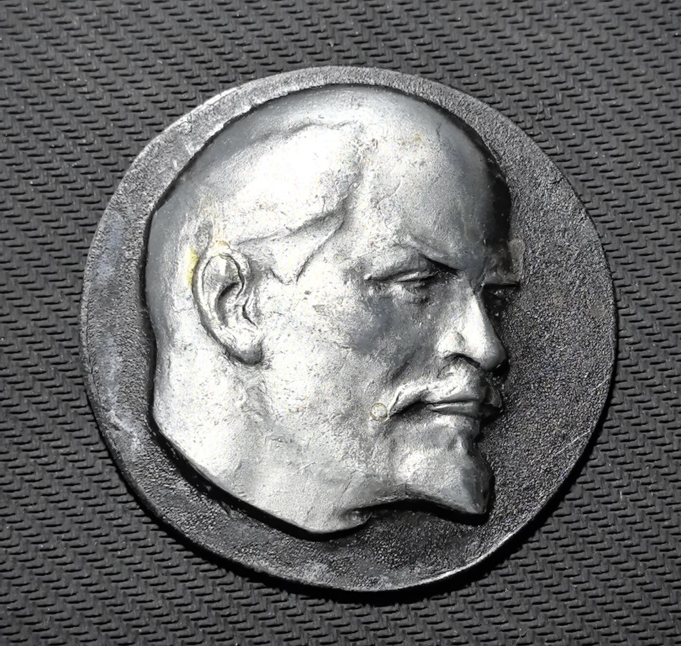 外国优质老铜币银币苏联纪念章，每周六晚九点倒数截拍，满百包邮可寄存，持续收拍 列宁高浮雕纪念章直径66.6mm重73克，正面以写实风格复刻列宁侧面像，细节刻画精准传神，还原革命导师的坚毅神态；背面镌刻弗拉基米尔・列宁的亲笔签名，极具历史辨识度。包浆冷峻厚重，人物浮雕肌理硬朗，是兼具红色革命史与肖像艺术收藏价值的珍贵纪念章。