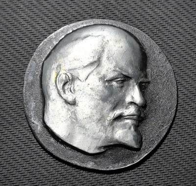 外国优质老铜币银币苏联纪念章，每周六晚九点倒数截拍，满百包邮可寄存，持续收拍 - 列宁高浮雕纪念章直径66.6mm重73克，正面以写实风格复刻列宁侧面像，细节刻画精准传神，还原革命导师的坚毅神态；背面镌刻弗拉基米尔・列宁的亲笔签名，极具历史辨识度。包浆冷峻厚重，人物浮雕肌理硬朗，是兼具红色革命史与肖像艺术收藏价值的珍贵纪念章。