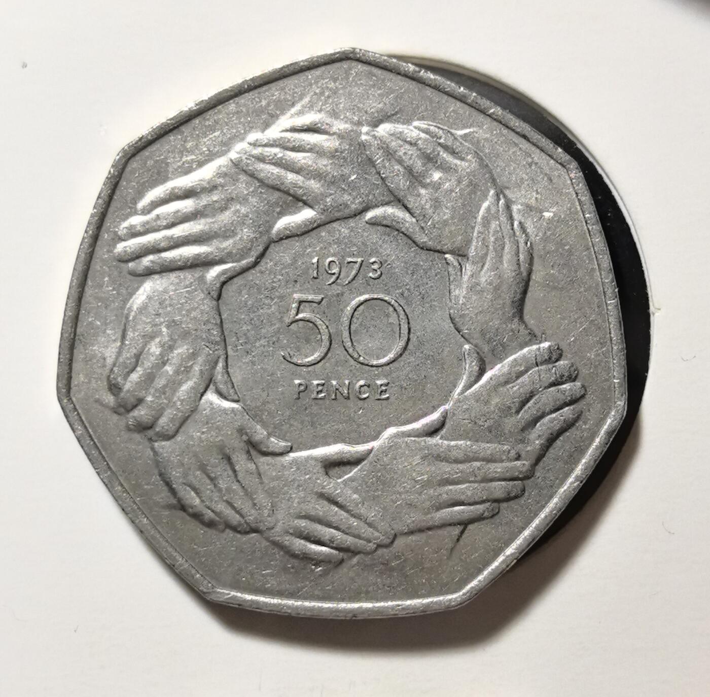 外国优质老铜币银币苏联纪念章，每周六晚九点倒数截拍，满百包邮可寄存，持续收拍 英国1973年50 便士七边形镍币，正面为伊丽莎白二世头像，背面是象征欧洲团结的环手图案，设计独特寓意鲜明，是英国加入欧共体的历史见证，兼具收藏与文化价值。