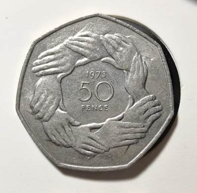 外国优质老铜币银币苏联纪念章，每周六晚九点倒数截拍，满百包邮可寄存，持续收拍 - 英国1973年50 便士七边形镍币，正面为伊丽莎白二世头像，背面是象征欧洲团结的环手图案，设计独特寓意鲜明，是英国加入欧共体的历史见证，兼具收藏与文化价值。