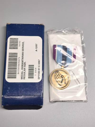 小驴勋章奖章收藏3月28日周六晚六点拍卖（珍爱和平，收藏战争，铭记历史，勿忘国耻，忠党爱国。有偿代拍，送拍规则在简介最后，参拍须阅读规则后再参拍，关系到运费包装发货时效真假辨别等关键信息，拍卖时不再发原图，看大图店主微信码在拍卖店铺介绍里） - 美国武装力量人道主义服务奖章，库存