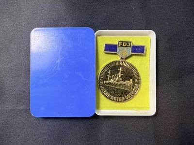 云宸嘉赏-勋臻文献佳藏优品精选场次（低佣 转发佣金红包） - 民主德国 十月革命六十周年奖章带盒  少见镀金美品正面刻“阿芙乐尔号 ” 