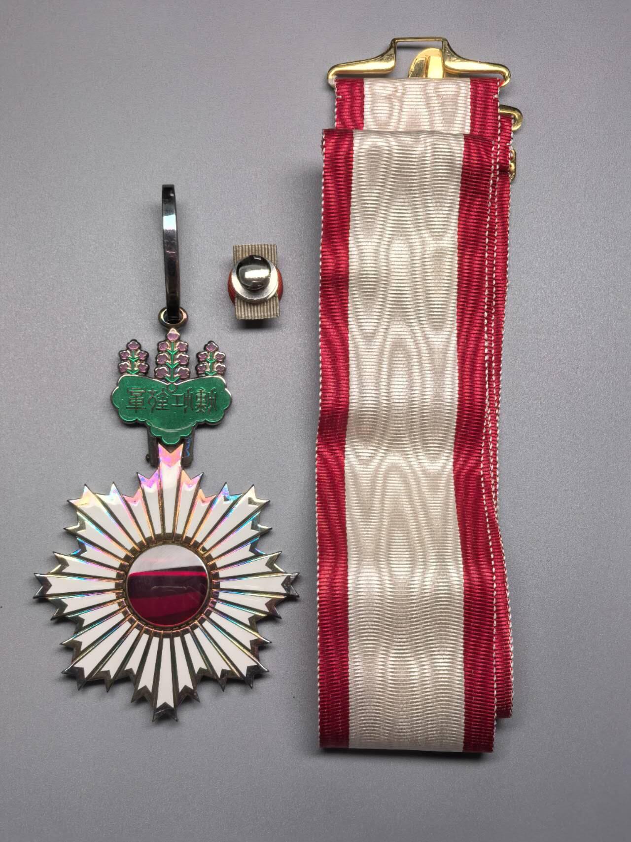 小驴勋章奖章收藏3月28日周六晚六点拍卖（珍爱和平，收藏战争，铭记历史，勿忘国耻，忠党爱国。有偿代拍，送拍规则在简介最后，参拍须阅读规则后再参拍，关系到运费包装发货时效真假辨别等关键信息，拍卖时不再发原图，看大图店主微信码在拍卖店铺介绍里） 勋三等旭日中绶章带大漆盒带略，银质七宝烧