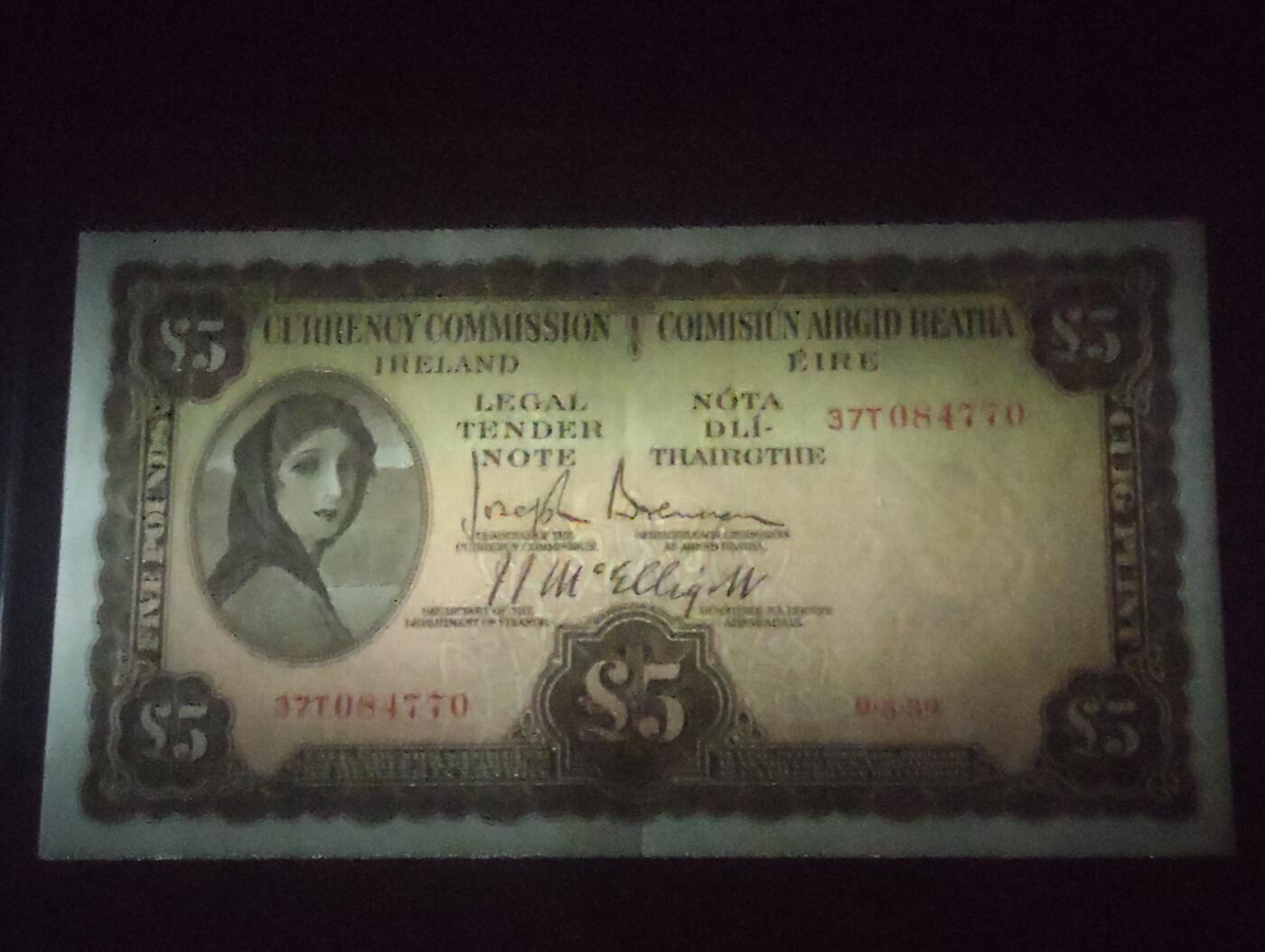 2026三月第四期，总221期 爱尔兰1939年5镑流通好品XF，稀有的“爱尔兰货币管理局”抬头，下方有英爱两国货币互换协议的版本，爱尔兰人格化象征“拉维利夫人”