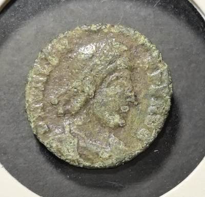 外国优质老铜币银币苏联纪念章，每周六晚九点倒数截拍，满百包邮可寄存，持续收拍 - 古罗马帝国时期铜币直径16.9mm，正面为帝王头像，背面是站立神祇形象与铭文，表面覆盖厚重绿锈包浆，是罗马帝国晚期的实物遗存，极具古典欧洲历史与古钱币收藏研究价值。