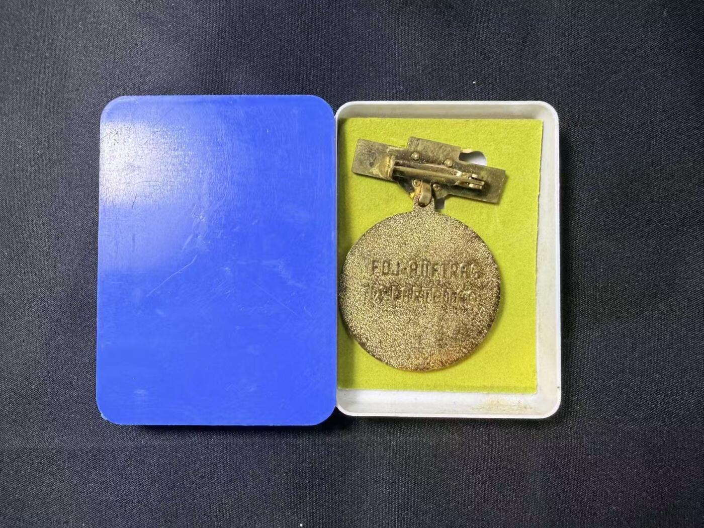 云宸嘉赏-勋臻文献佳藏优品精选场次（低佣 转发佣金红包） 民主德国 十月革命六十周年奖章带盒  少见镀金美品正面刻“阿芙乐尔号 ” 