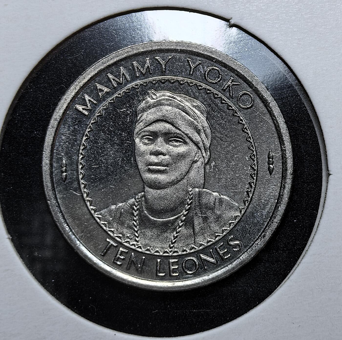 外国优质老铜币银币苏联纪念章，每周六晚九点倒数截拍，满百包邮可寄存，持续收拍 塞拉利昂1996年10利昂纪念币，正面为民族英雄 Mammy Yoko，背面双尾鱼国徽，图案清晰，币面完整，承载西非历史与文化，是小众收藏的特色佳品。