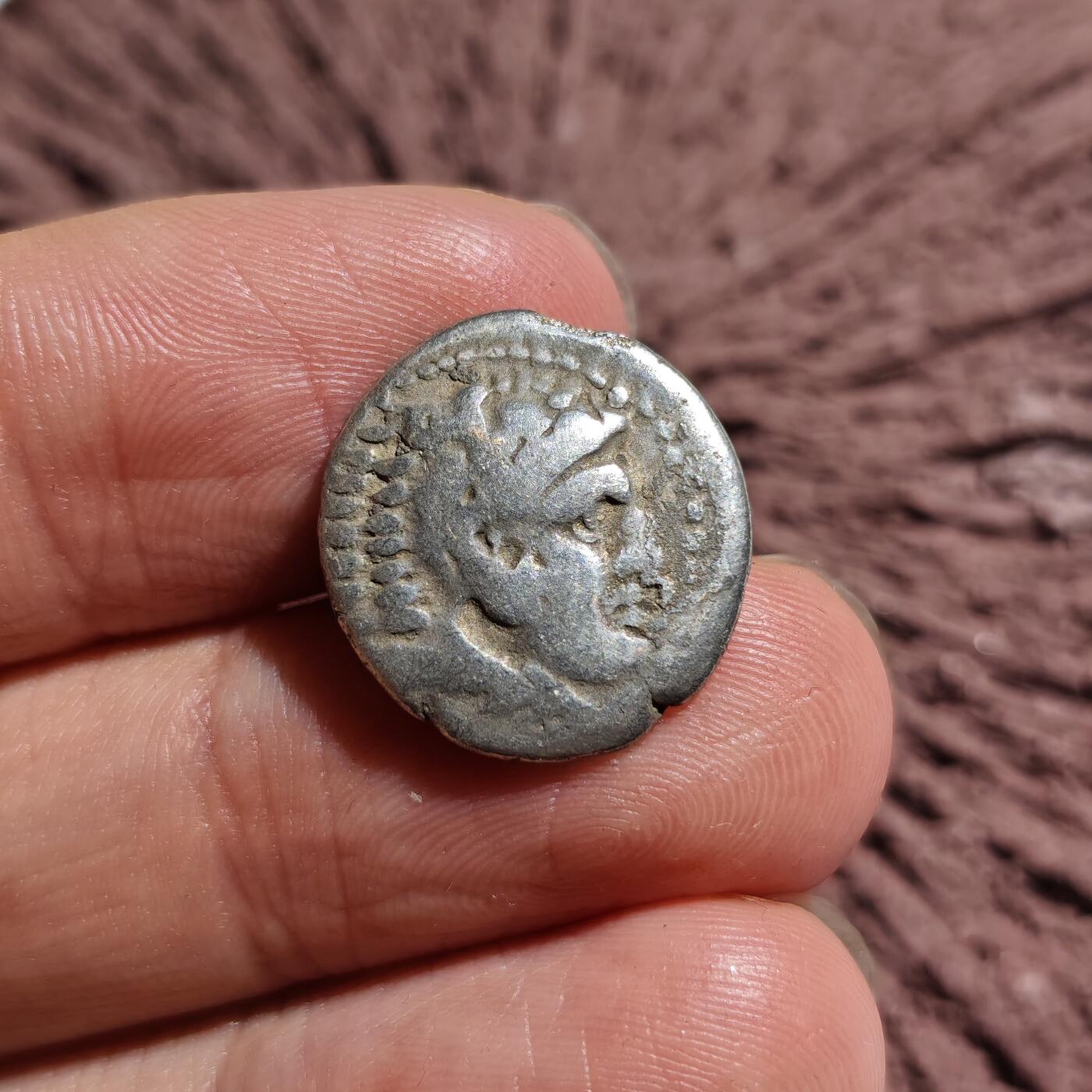 大象古币古希腊古罗马钱币专场首次拍卖1 古希腊马其顿王国亚历山大三世1德拉克马银币 公元前336年-前323年 面值：1德拉克马 正面：大力神赫拉克勒斯头戴狮皮盔侧面像 背面：宙斯坐像，手持权杖手托雄鹰 凑品种不错