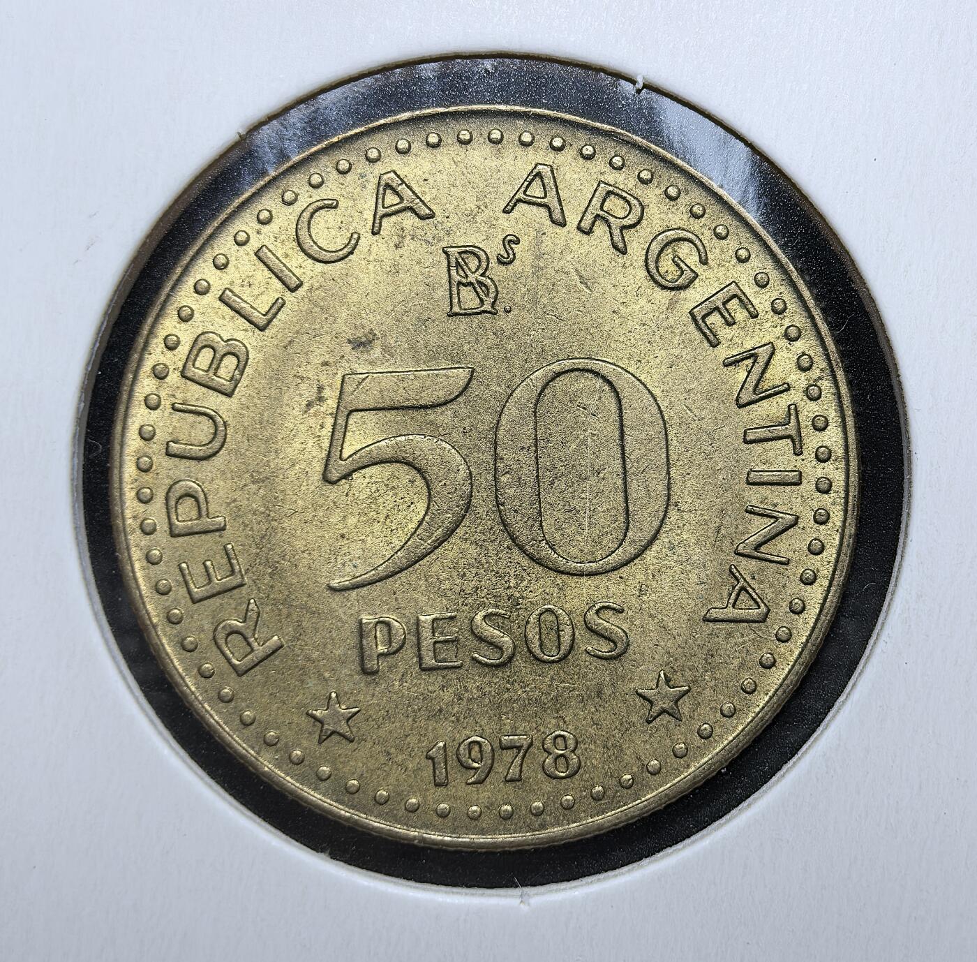 外国优质老铜币银币苏联纪念章，每周六晚九点倒数截拍，满百包邮可寄存，持续收拍 阿根廷1978年50 比索铜币，为纪念圣马丁将军诞辰 200 周年发行，正面镌刻圣马丁戎装头像，背面国名与面值清晰，自然铜包浆醇厚，是南美独立运动主题收藏的优选。