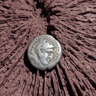 大象古币古希腊古罗马钱币专场首次拍卖1 - 古希腊马其顿王国亚历山大三世1德拉克马银币 公元前336年-前323年 面值：1德拉克马 正面：大力神赫拉克勒斯头戴狮皮盔侧面像 背面：宙斯坐像，手持权杖手托雄鹰 凑品种不错