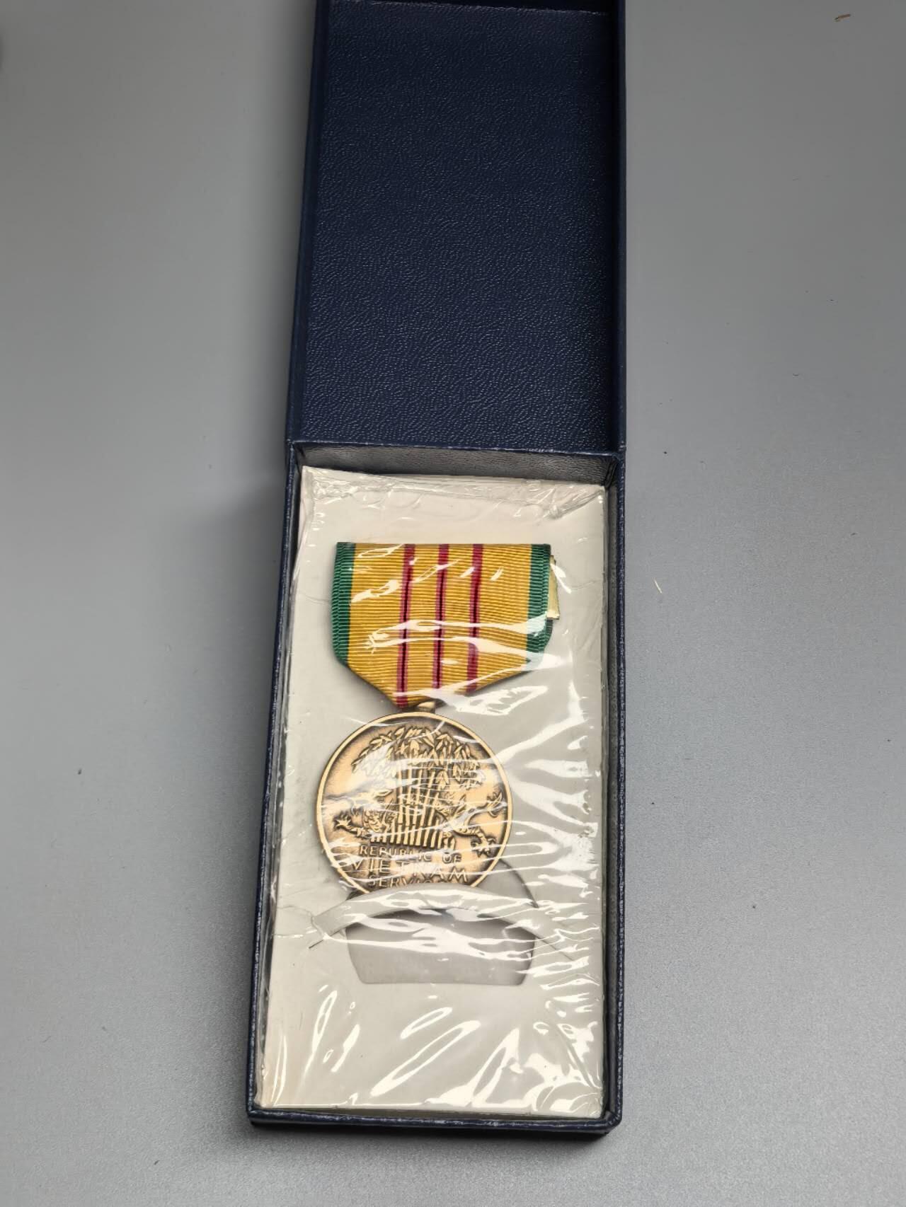 小驴勋章奖章收藏3月28日周六晚六点拍卖（珍爱和平，收藏战争，铭记历史，勿忘国耻，忠党爱国。有偿代拍，送拍规则在简介最后，参拍须阅读规则后再参拍，关系到运费包装发货时效真假辨别等关键信息，拍卖时不再发原图，看大图店主微信码在拍卖店铺介绍里） 美国南越服务奖章，库存