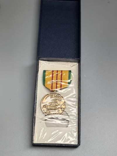 小驴勋章奖章收藏3月28日周六晚六点拍卖（珍爱和平，收藏战争，铭记历史，勿忘国耻，忠党爱国。有偿代拍，送拍规则在简介最后，参拍须阅读规则后再参拍，关系到运费包装发货时效真假辨别等关键信息，拍卖时不再发原图，看大图店主微信码在拍卖店铺介绍里） - 美国南越服务奖章，库存