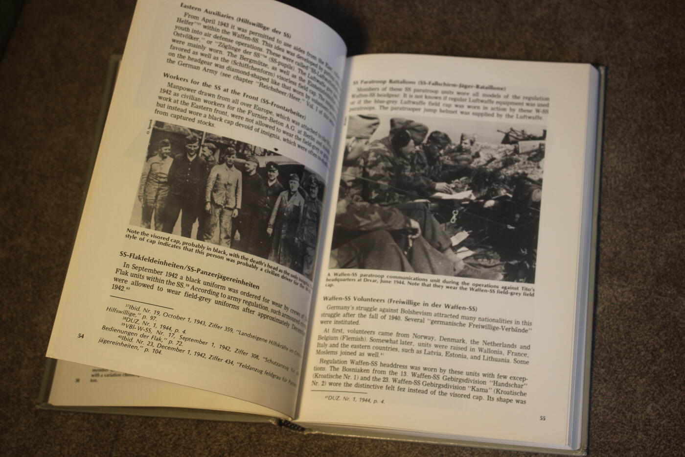 2026.4.2德系小拍卖 德三军帽大全，两册合计约650页，详细介绍了各种式样以及工艺细节等，封面轻微痕迹，内页完好