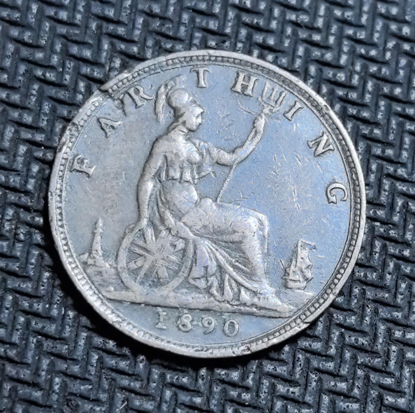 外国优质老铜币银币苏联纪念章，每周六晚九点倒数截拍，满百包邮可寄存，持续收拍 英国维多利亚女王1890年1法新铜币，正面为女王披纱头像，背面是不列颠尼亚坐像与面值，见证维多利亚鼎盛时期，包浆温润，是英国近代小额流通币的经典见证，收藏辨识度高。