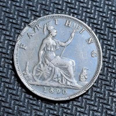 外国优质老铜币银币苏联纪念章，每周六晚九点倒数截拍，满百包邮可寄存，持续收拍 - 英国维多利亚女王1890年1法新铜币，正面为女王披纱头像，背面是不列颠尼亚坐像与面值，见证维多利亚鼎盛时期，包浆温润，是英国近代小额流通币的经典见证，收藏辨识度高。