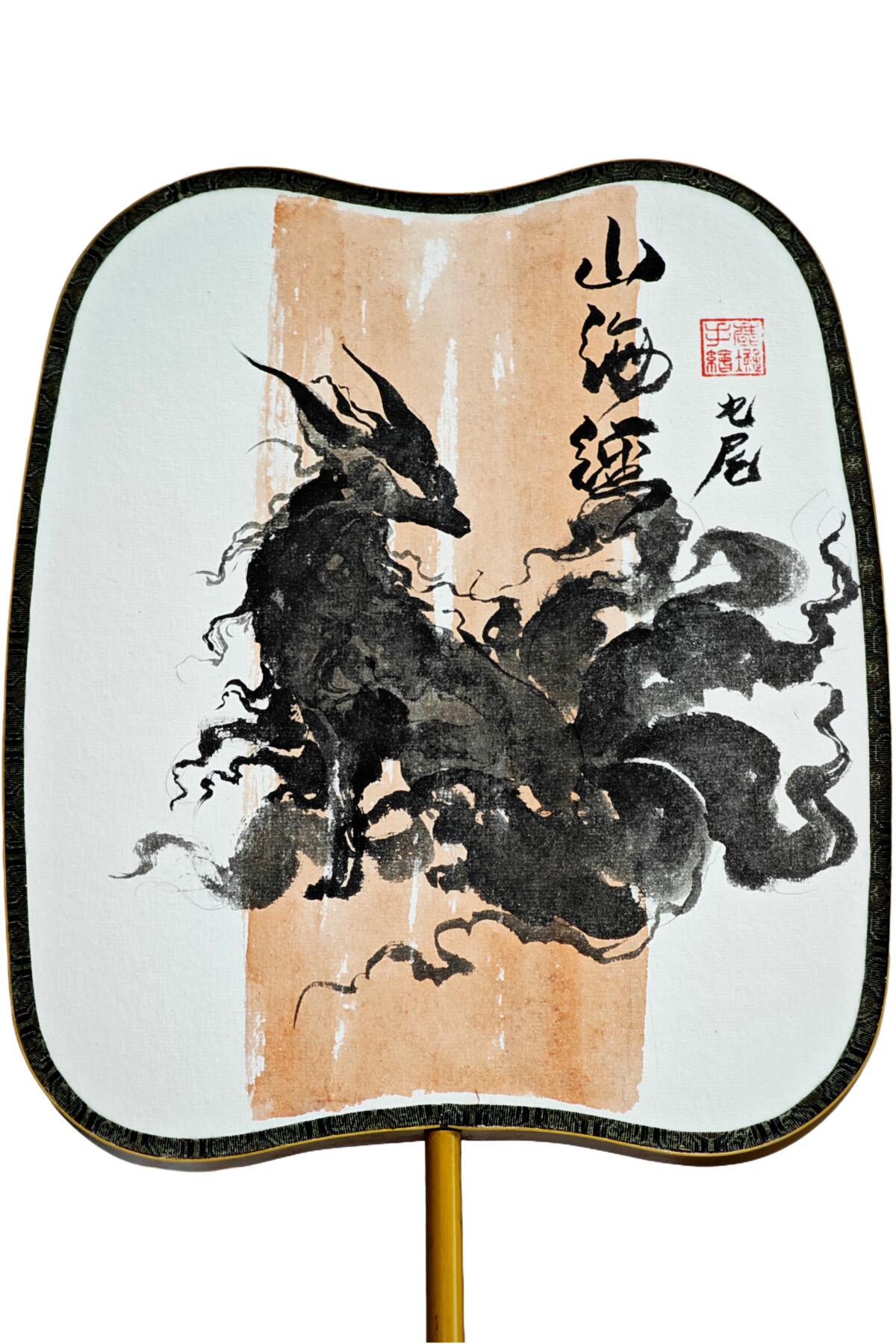 白泽拍卖卡牌手绘专场第34期（花朝去了又春分 草如茵 柳烟新） 2026 鹿凝手绘海棠扇 熟宣 双面绘 山海经 九尾狐 扇面：21.5cm*26cm 扇柄17cm 有扇架/扇盒  鹿凝钤印