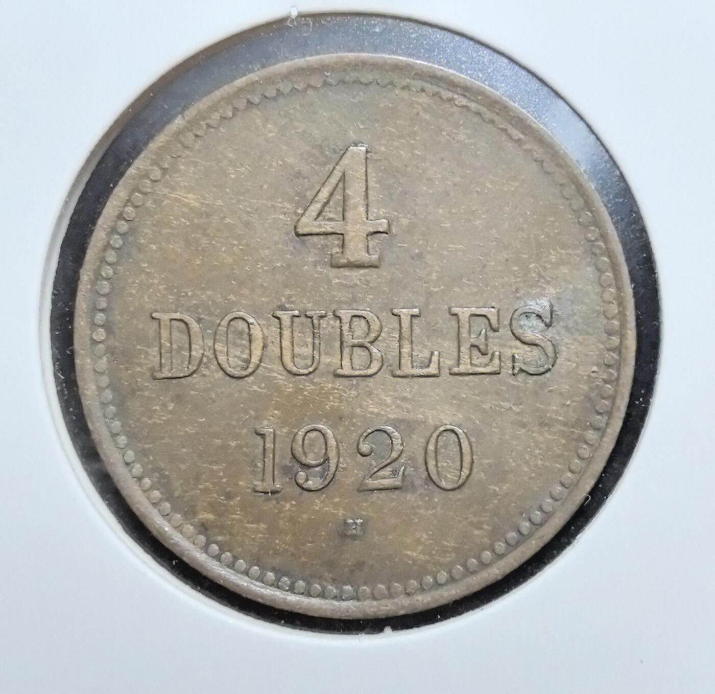 外国优质老铜币银币苏联纪念章，每周六晚九点倒数截拍，满百包邮可寄存，持续收拍 根西岛1920年4 道布铜币，正面为面值与年份，背面是三狮纹章盾徽，兼具英属海峡群岛特色与历史印记，包浆厚重自然，是小众地区钱币收藏的经典之选。