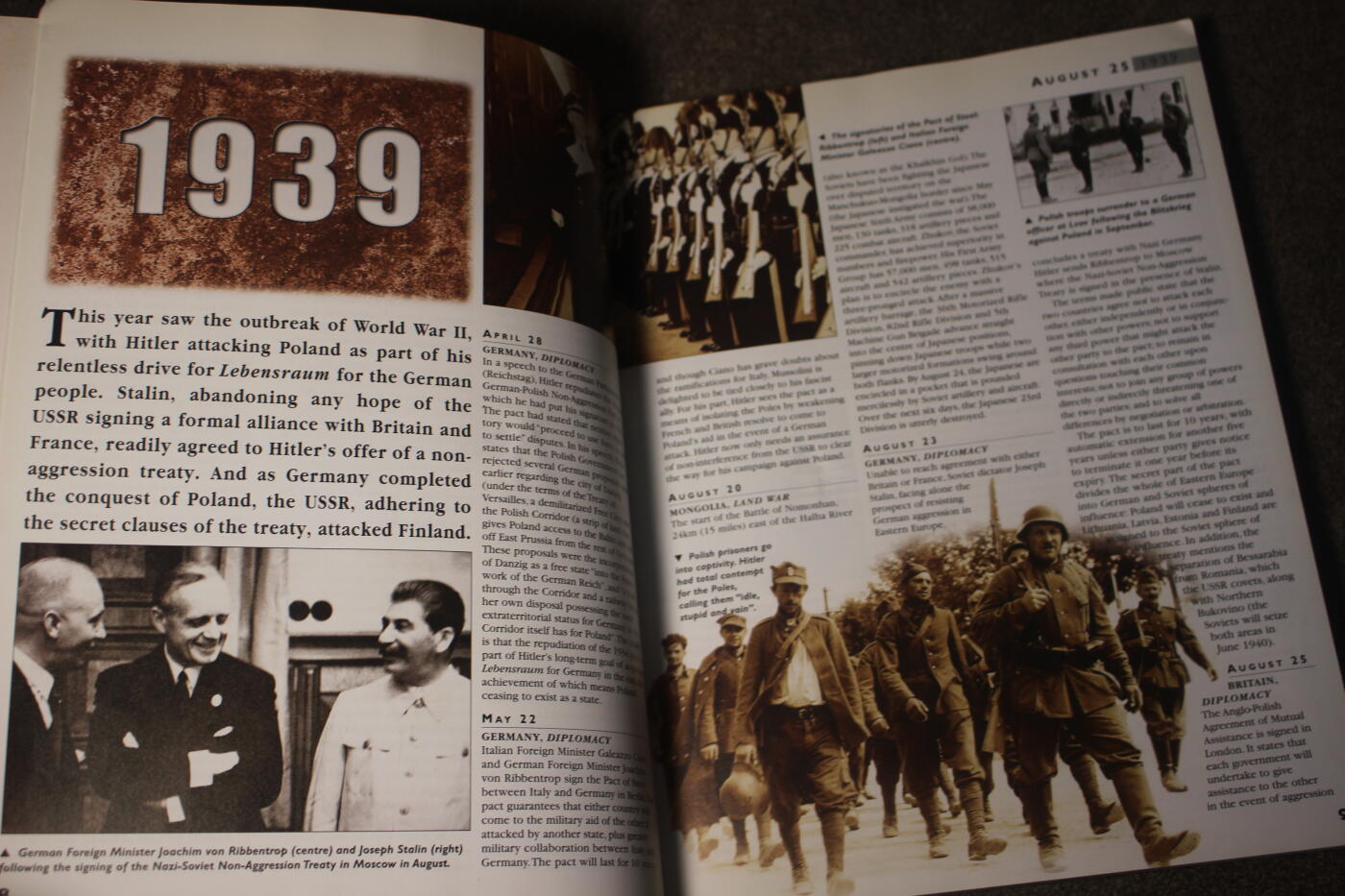 2026.4.2德系小拍卖 东线1941-1945，全书190页，按照时间顺序介绍了苏德双方的大小战役情况，图片丰富，纸张有一些年代痕迹，无缺损