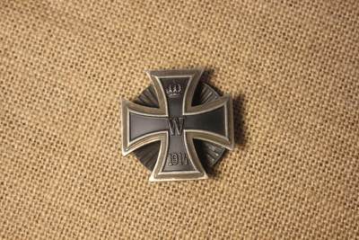 2026.4.2德系小拍卖 - 一战一铁，二战时期造圆盘拱版，私人订制代章，一片式整体结构，合金材质，日常佩戴品相，漆面略有剐蹭