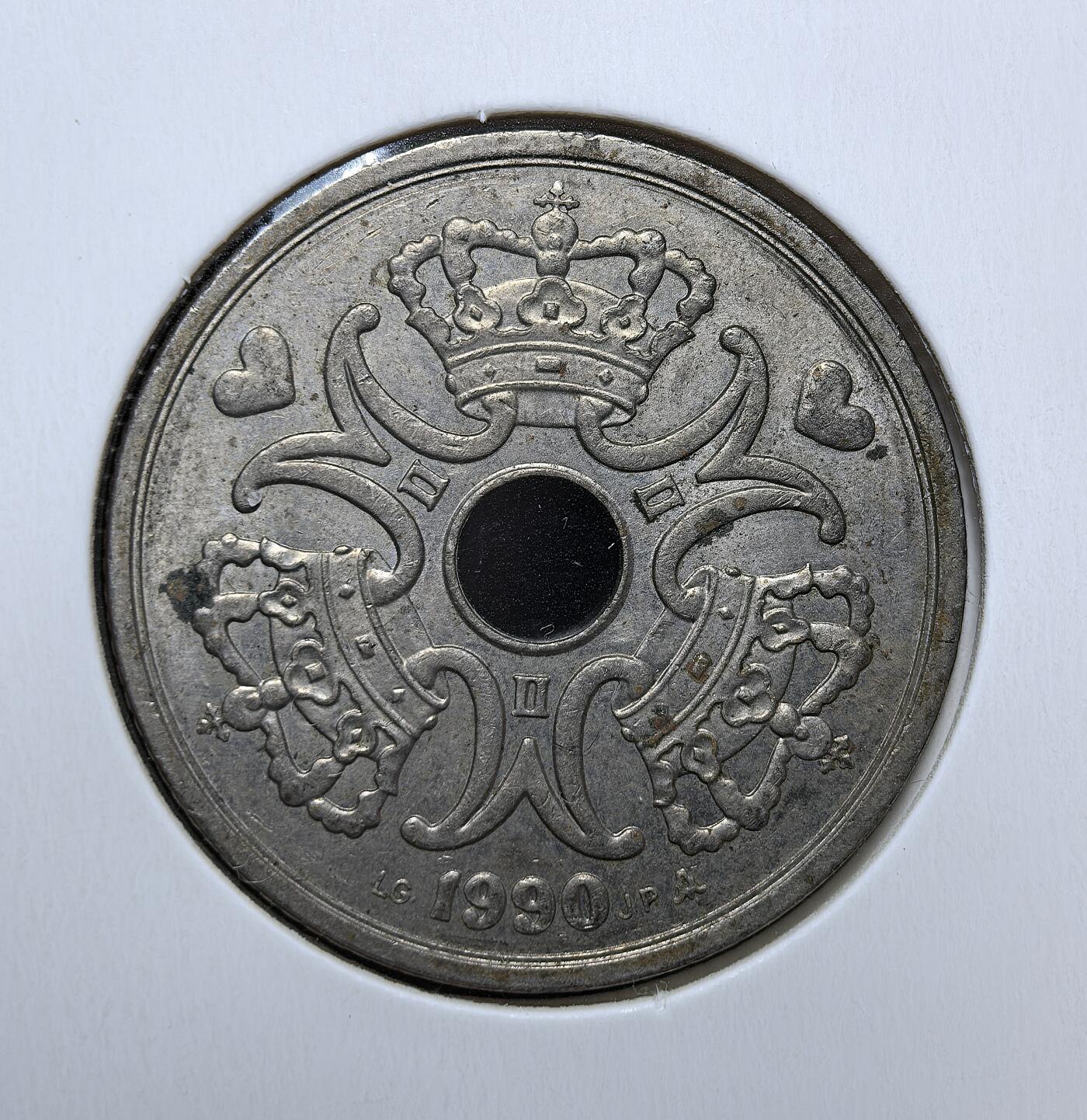 外国优质老铜币银币苏联纪念章，每周六晚九点倒数截拍，满百包邮可寄存，持续收拍 丹麦1990年5克朗镍币，独特中孔设计，正面维京漩涡纹饰，背面玛格丽特二世王冠纹章与爱心符号，北欧风情浓郁，是丹麦现代钱币收藏的特色佳品。