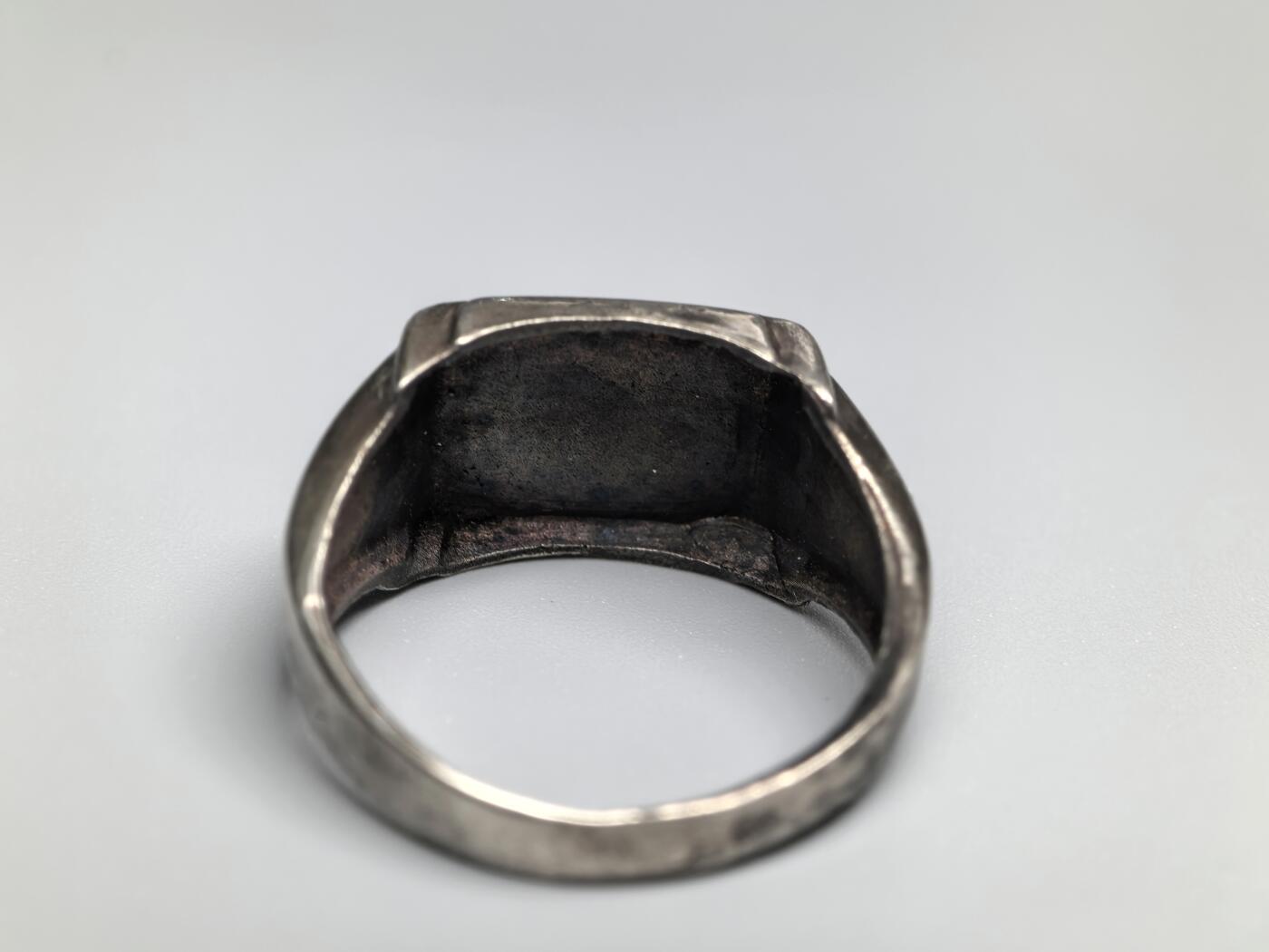 小驴勋章奖章收藏3月28日周六晚六点拍卖（珍爱和平，收藏战争，铭记历史，勿忘国耻，忠党爱国。有偿代拍，送拍规则在简介最后，参拍须阅读规则后再参拍，关系到运费包装发货时效真假辨别等关键信息，拍卖时不再发原图，看大图店主微信码在拍卖店铺介绍里） 使用原品开模工艺品秃鹫军团空军银戒指，内打银标和珠宝商标，港码18码，图案为得三空军极早期第一版“垂尾”鹰徽（德空军1935年3月1日开始佩发，1936 年底或 1937 年初开始佩发第二版），非原品