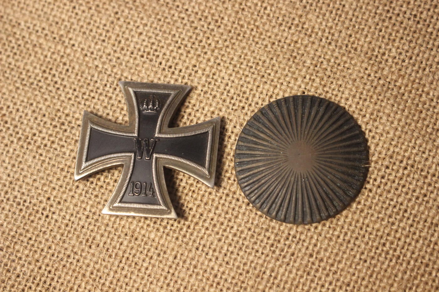 2026.4.2德系小拍卖 一战一铁，二战时期造圆盘拱版，私人订制代章，一片式整体结构，合金材质，日常佩戴品相，漆面略有剐蹭