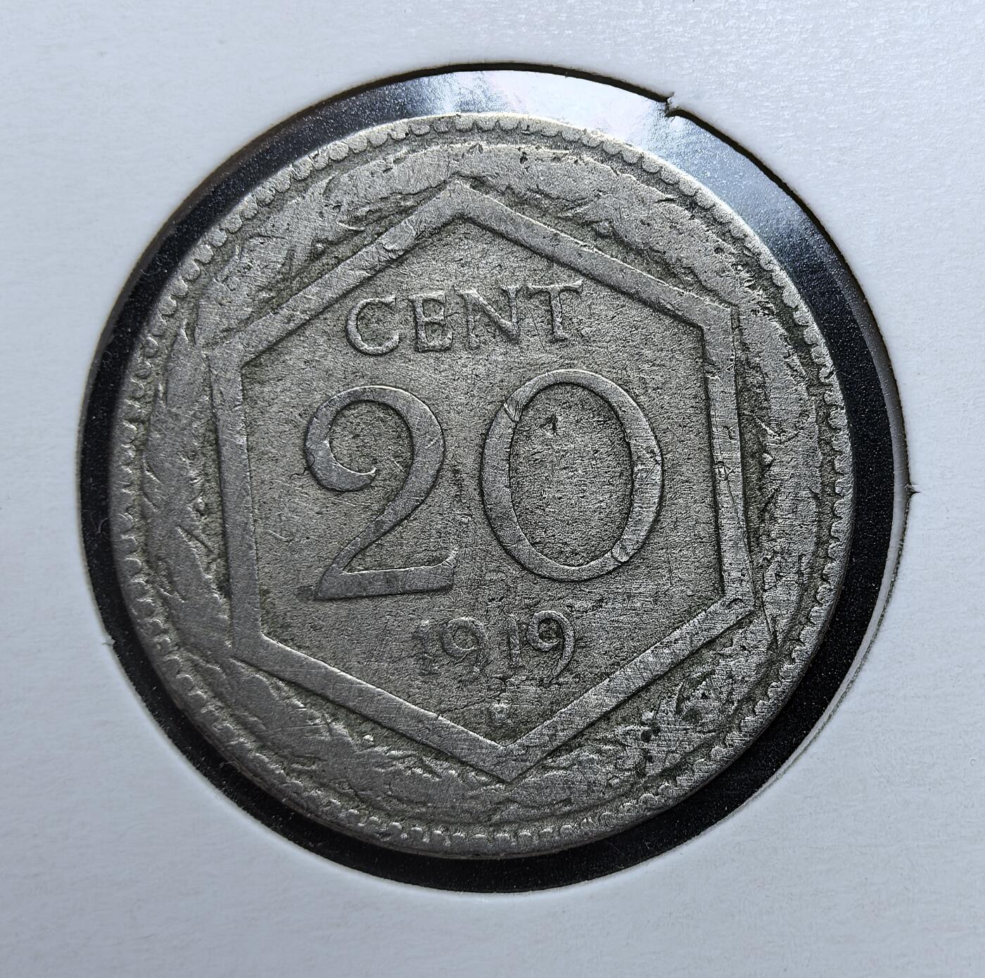 外国优质老铜币银币苏联纪念章，每周六晚九点倒数截拍，满百包邮可寄存，持续收拍 意大利王国1919年20分，正面为萨伏依王朝盾徽与王冠，背面六边形框内标注面值，一战后发行，包浆古朴，是意大利近代币制变迁的实物见证，收藏价值突出。