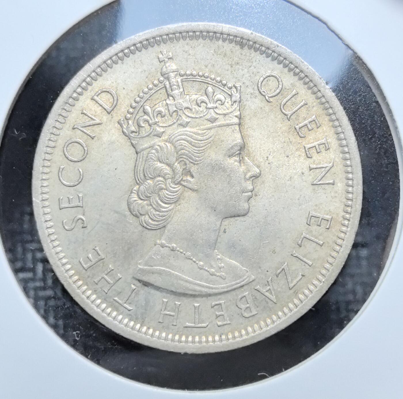 外国优质老铜币银币苏联纪念章，每周六晚九点倒数截拍，满百包邮可寄存，持续收拍 香港伊丽莎白二世1960年壹圆，正面为英女王头像，背面是持球醒狮与中英双语面值，见证英属香港时期币制，包浆温润，是香港近代历史的实物见证，收藏辨识度高。