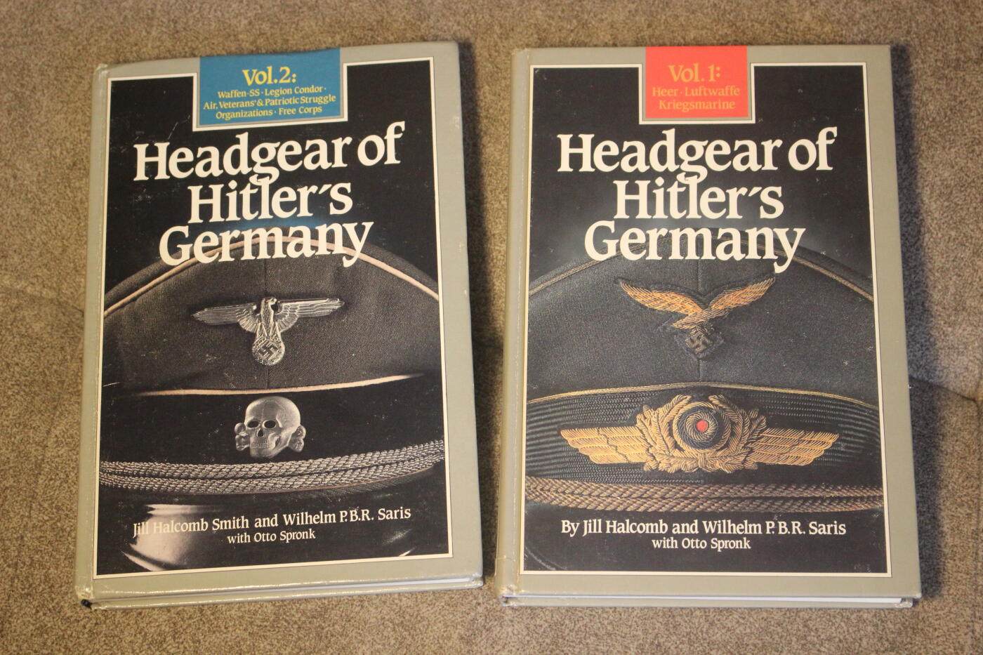 2026.4.2德系小拍卖 德三军帽大全，两册合计约650页，详细介绍了各种式样以及工艺细节等，封面轻微痕迹，内页完好