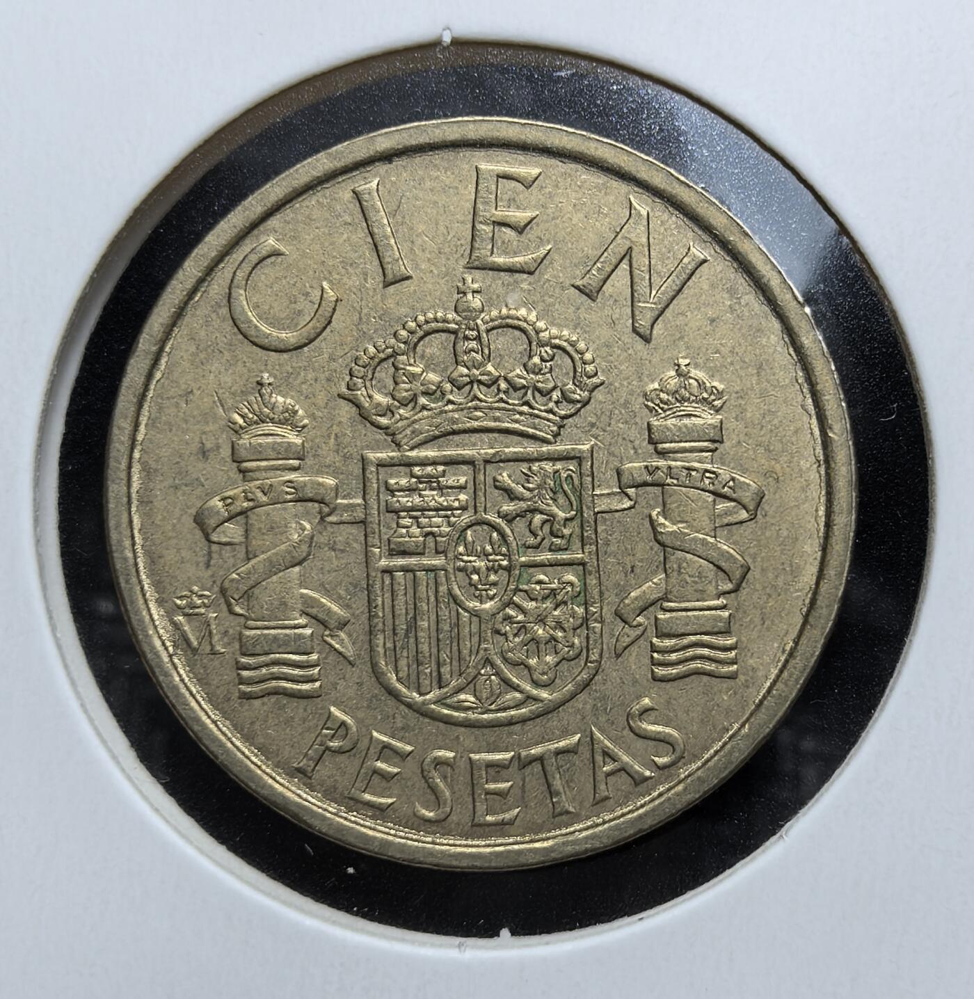 外国优质老铜币银币苏联纪念章，每周六晚九点倒数截拍，满百包邮可寄存，持续收拍 西班牙1984 年 100 比塞塔铜币，正面胡安・卡洛斯一世头像，背面经典国徽与海格力斯柱，品相完好带自然包浆，是佛朗哥后西班牙货币收藏的优选。