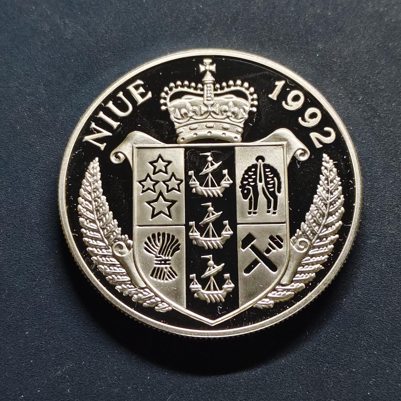 【全场包邮】纯粹捡漏拍517场 纽埃1992年10元濒危动物（ENDANGERED WILDLIFE）系列白鲸精制纪念银币【39毫米31.47克92.5%】